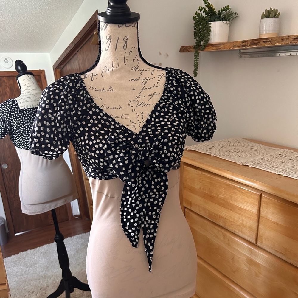 SHEIN Crop Top Daisy Print Blouse